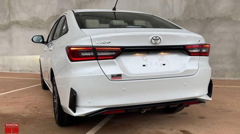 Toyota Vios 2023 ra mắt tại Lào